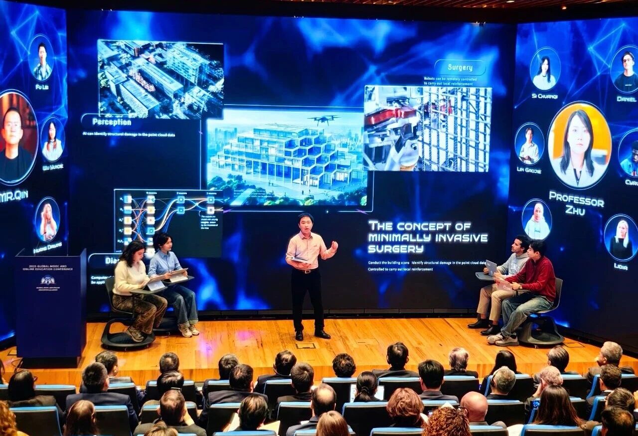 同濟(jì)大學(xué)在2025世界慕課與在線教育大會(huì)上作“未來課堂”現(xiàn)場(chǎng)展示